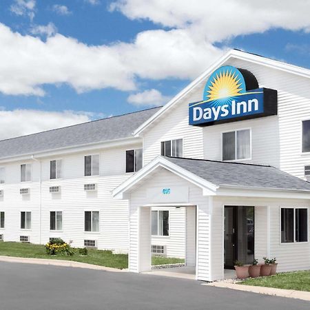 Days Inn By Wyndham Neenah Екстериор снимка